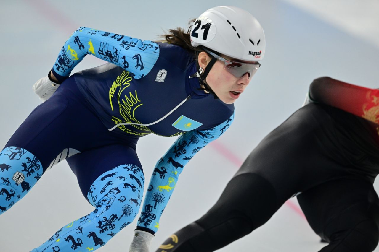 Лесби порно қыз ас үйде киска жалайды